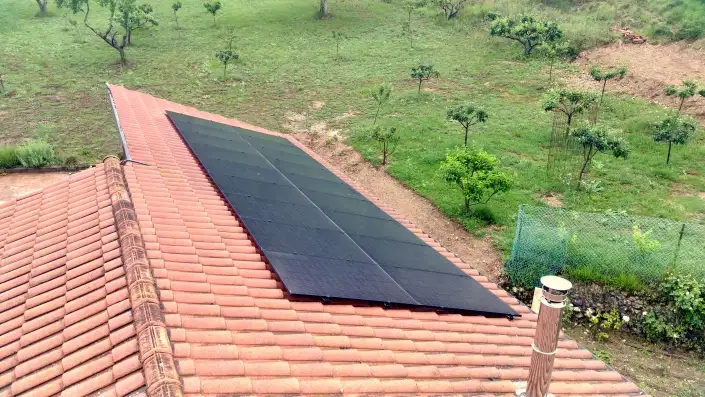 Instalación paneles solares en Valdegovia
