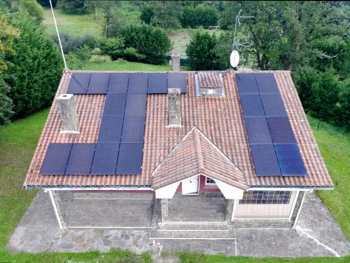 Instalación placas fotovoltaicas en Loiu